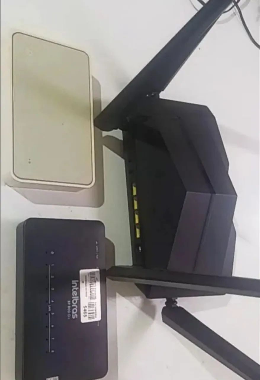 Roteador / repetidor e dois switch para distribuição de rede.