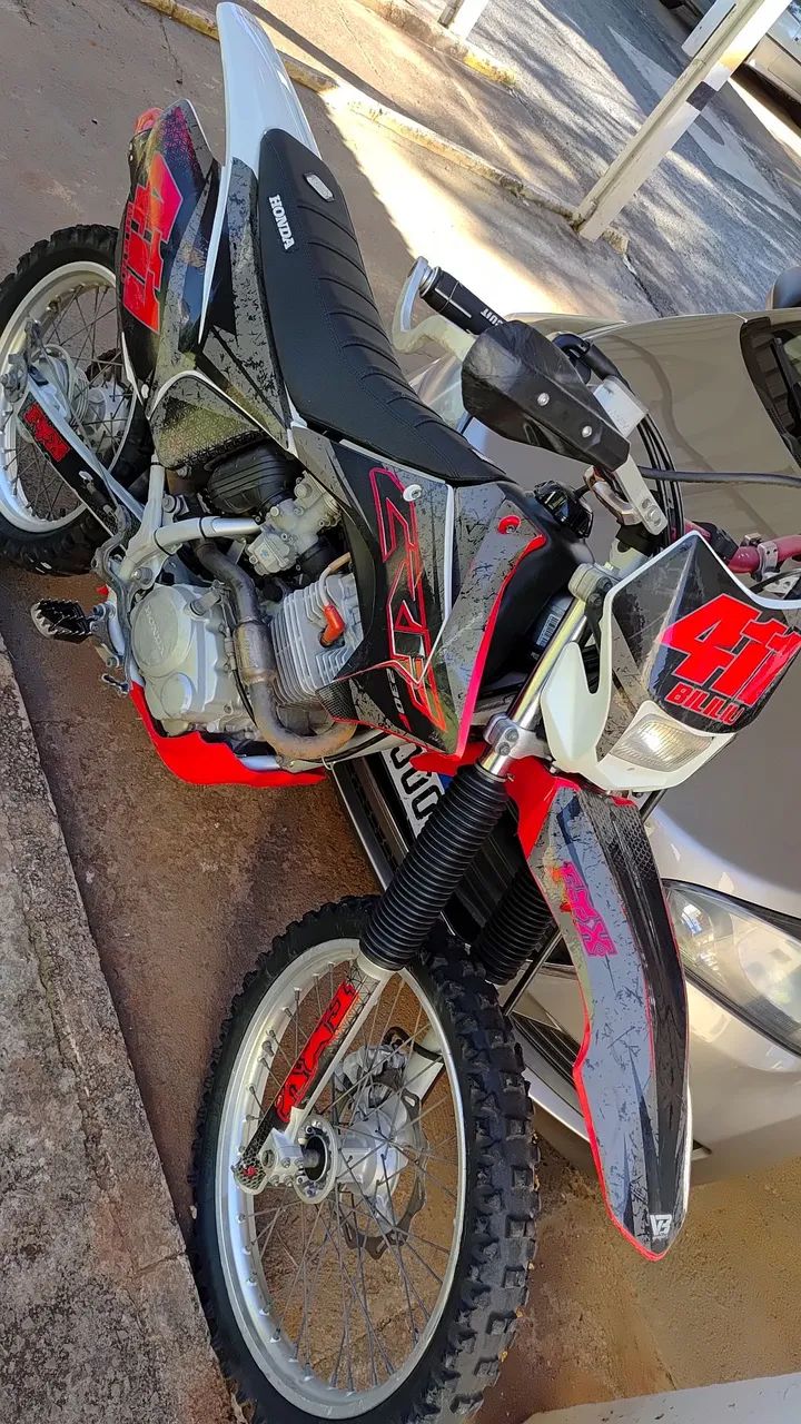 Moto muito boa de trilha e bem cuidada ,Escapamento ,ponteirae  protetores de mãos 
