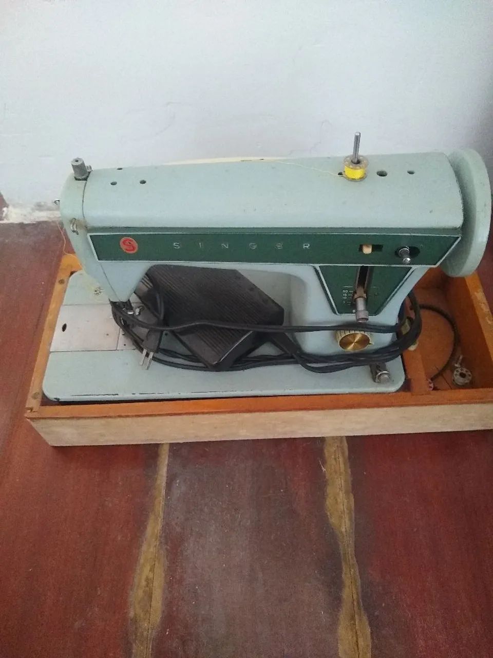 Máquina de costura Singer antiga com defeito