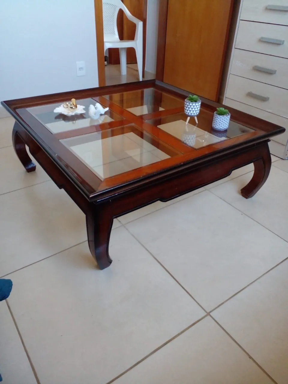 Mesa de centro em madeira maciça com vidros em otimo estado