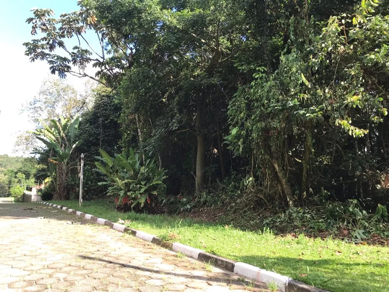 Terreno em condomínio fechado para venda possui 3000 metros quadrados na Serra da Cantarei