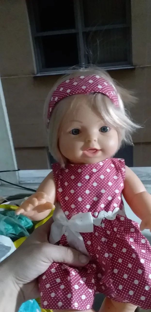 Boneca de bebê com vestido rosa de bolinhas - Foto 5