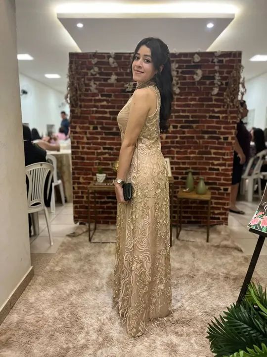 Vestido de renda e pedraria dourado tam 40 - Foto 2