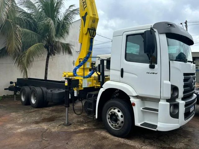 VW17280, 2014, automático, equipado com guindaste marca Hidrall