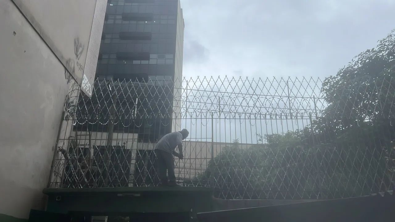 Cerca de proteção com arame de concertina  - Foto 4