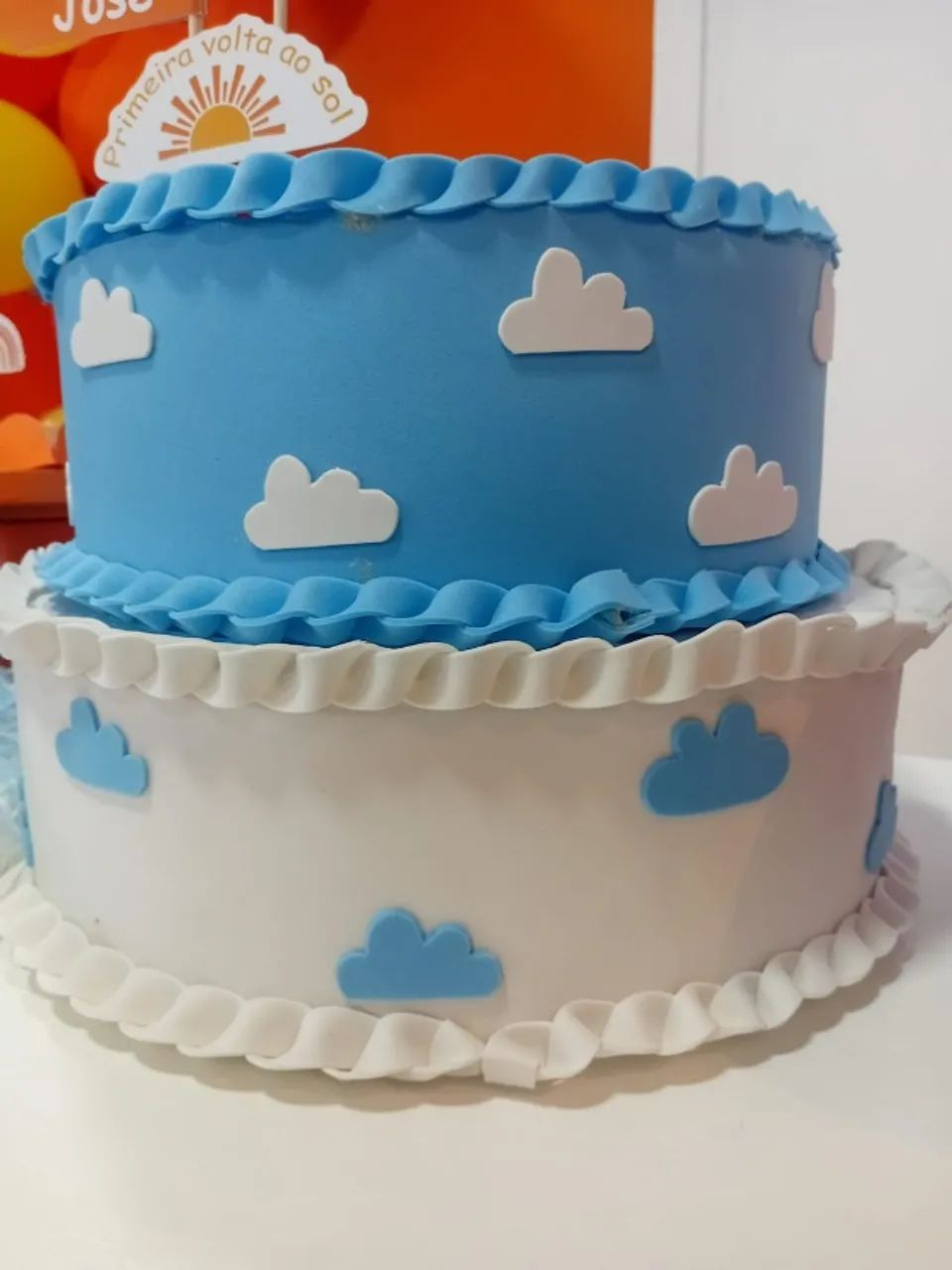 Bolo fake céu com nuvens azul e branco - Foto 2