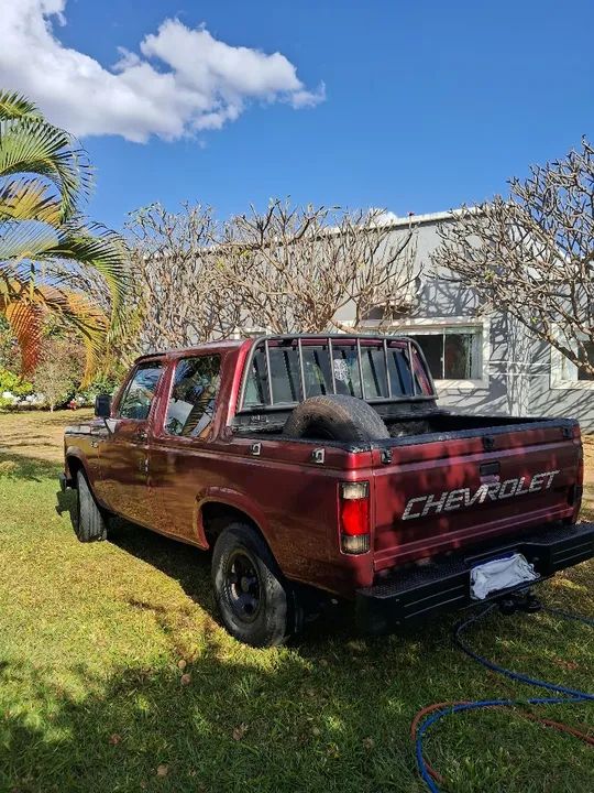 Caminhonete Chevrolet C-20, cabinada, gasolina e GNV