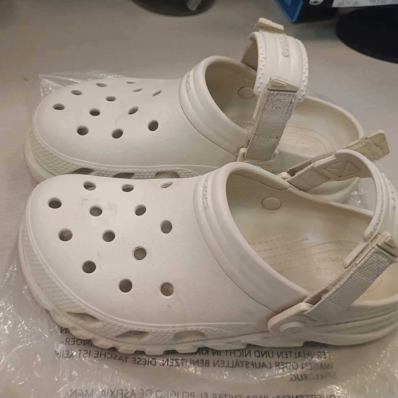 Crocs Branco com Tira Ajustável