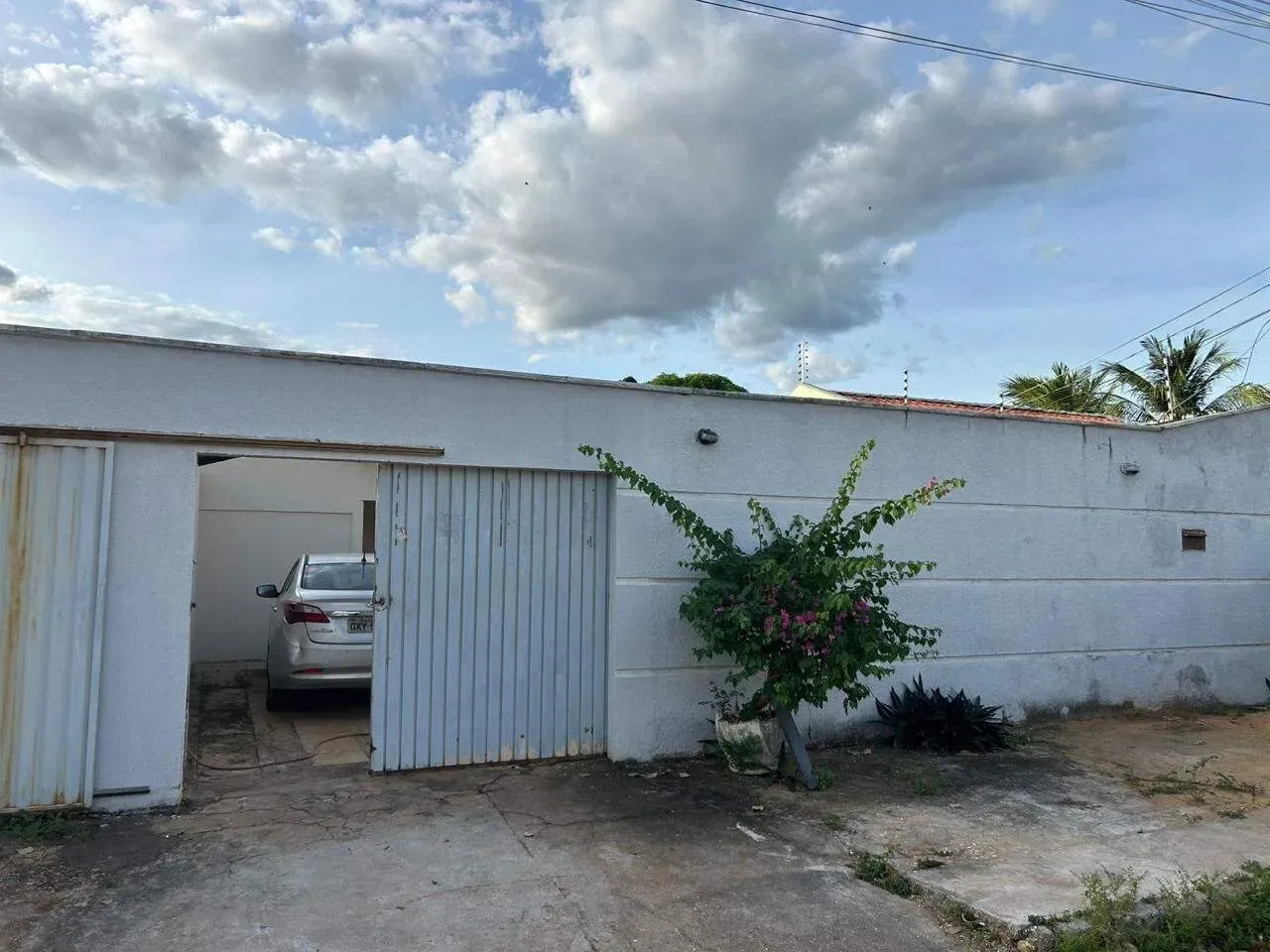 Casa para alugar em Palmas com 2 quartos sendo 1 suíte e área de churrasqueira com piscina