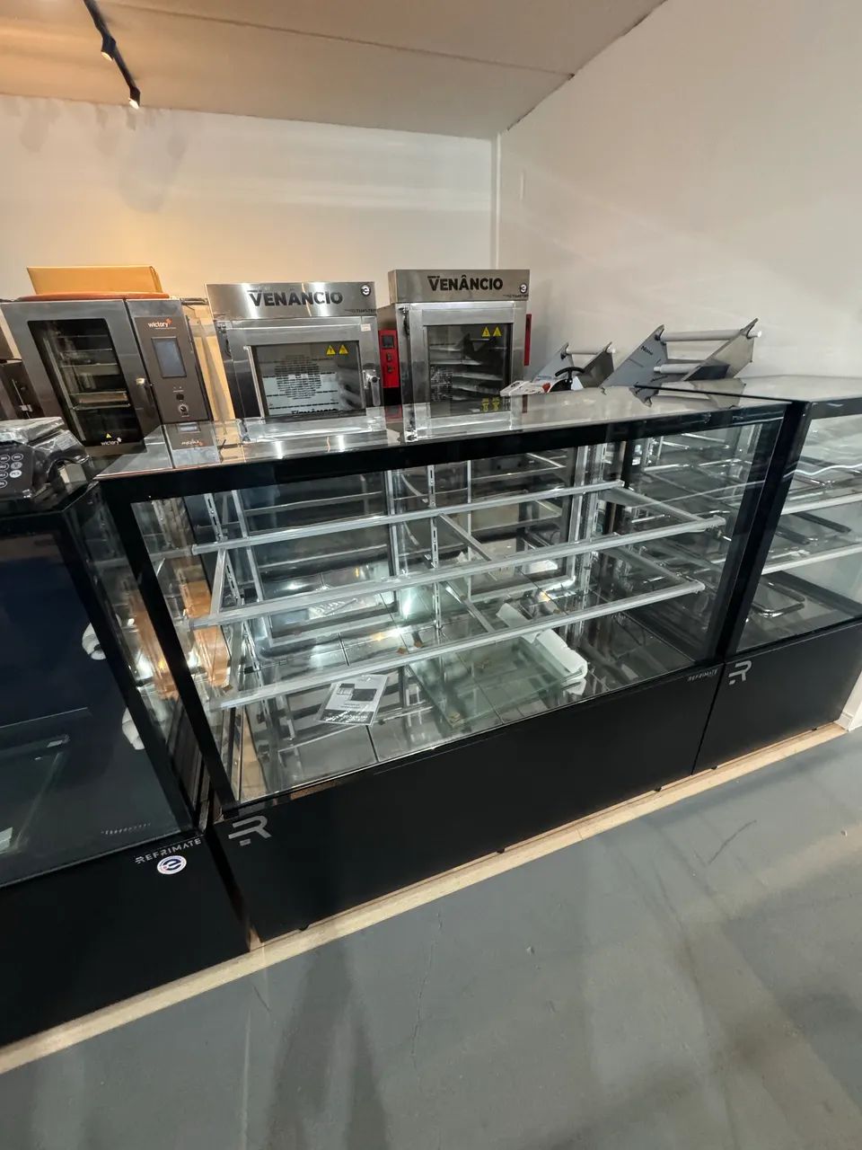 Expositor de padaria seco 1,45m com iluminação led Refrimate 