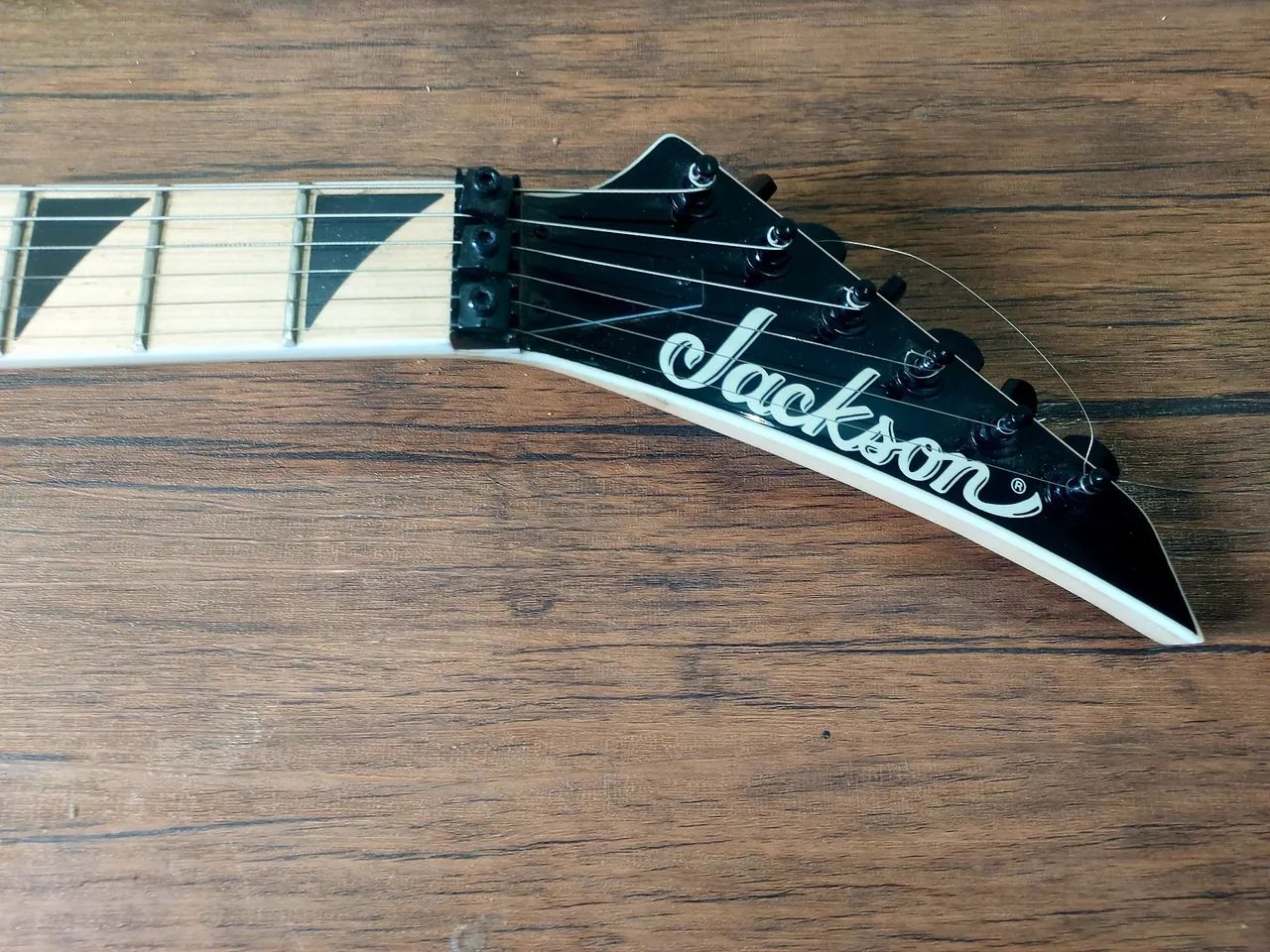 Guitarra Jackson Dinky JS32 - Foto 2