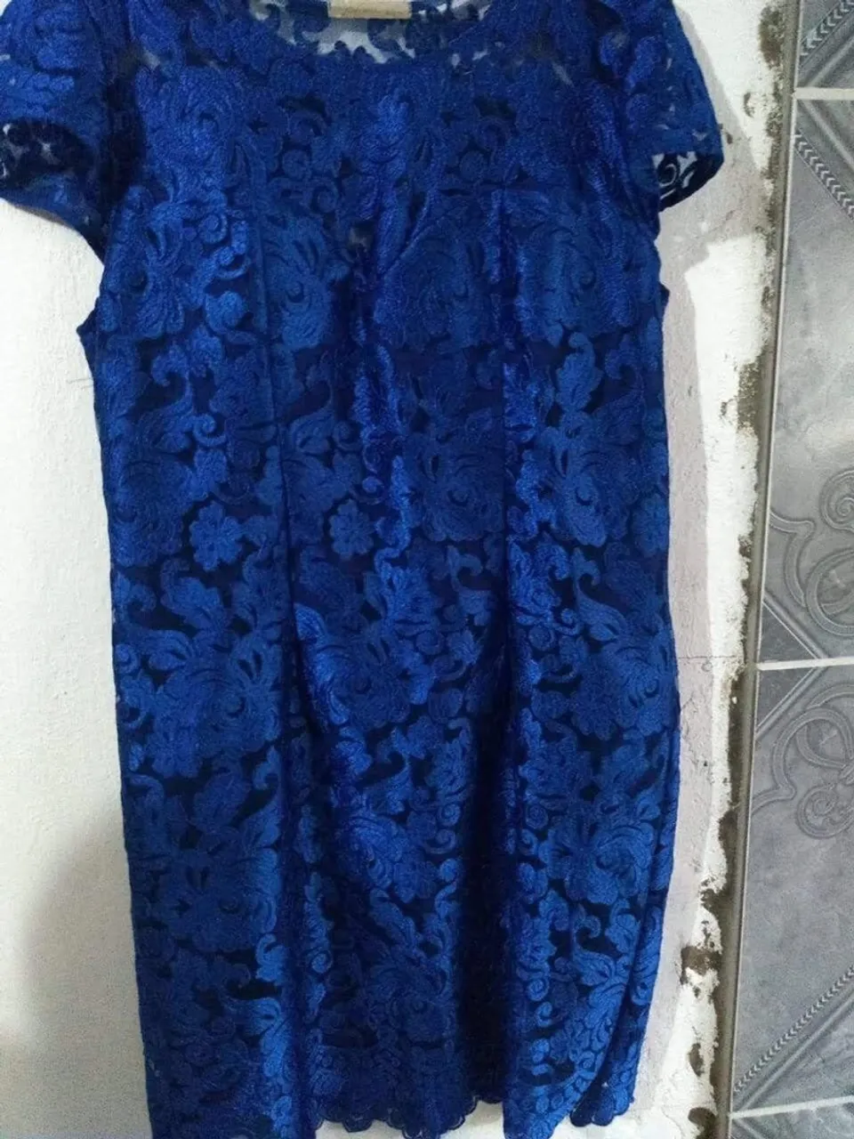 Vestido azul de renda floral