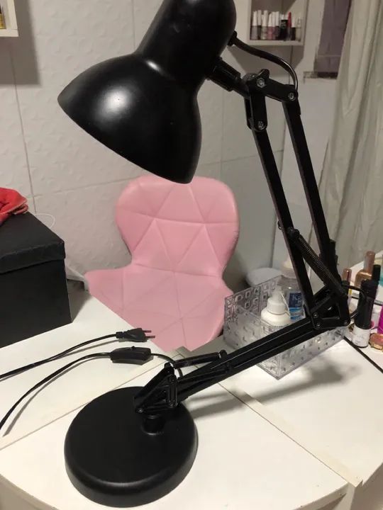 Luminária de mesa com braço articulado