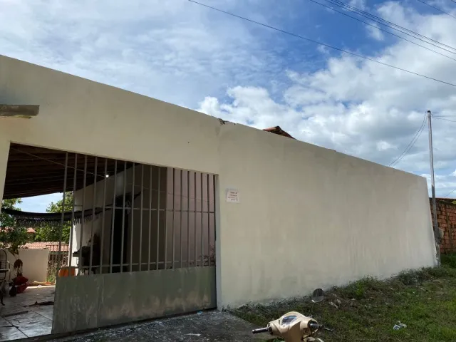 Vende-se casa na Raposa
