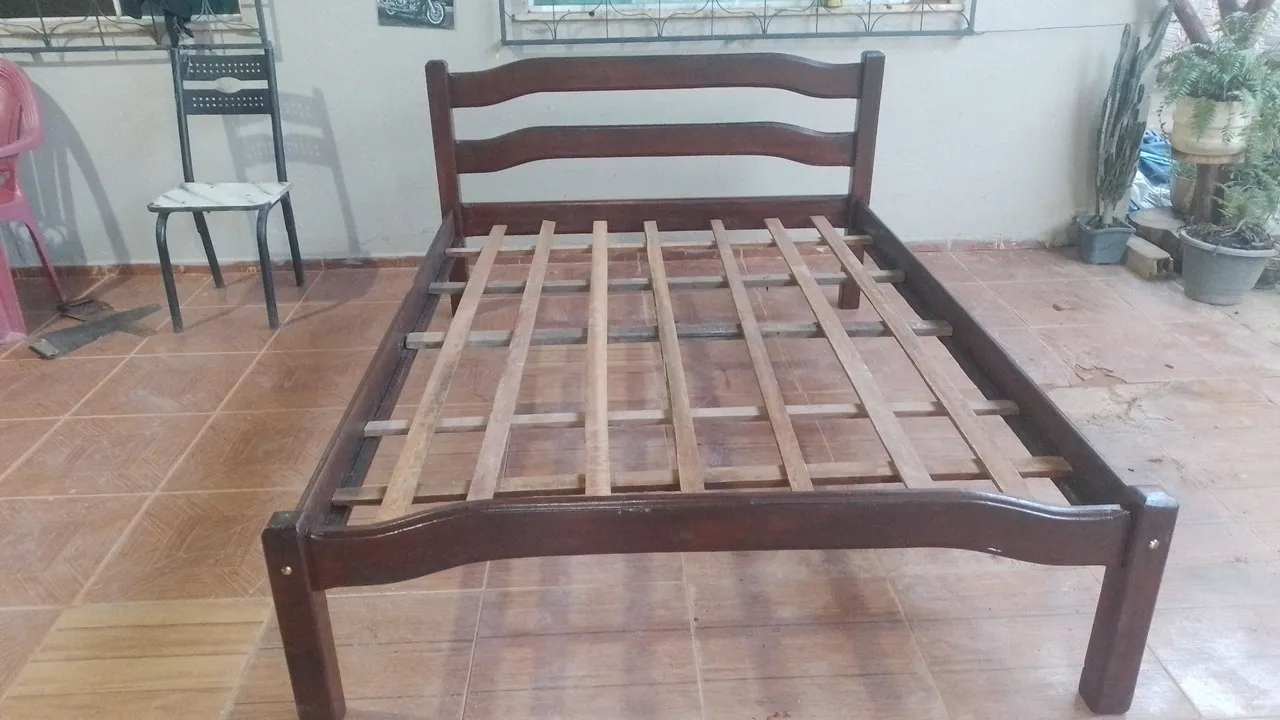 Cama de madeira maciça com estrado