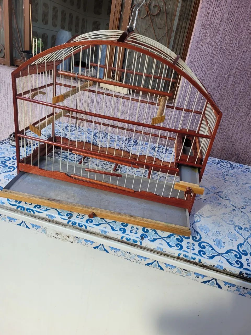 Gaiola de madeira para pássaros