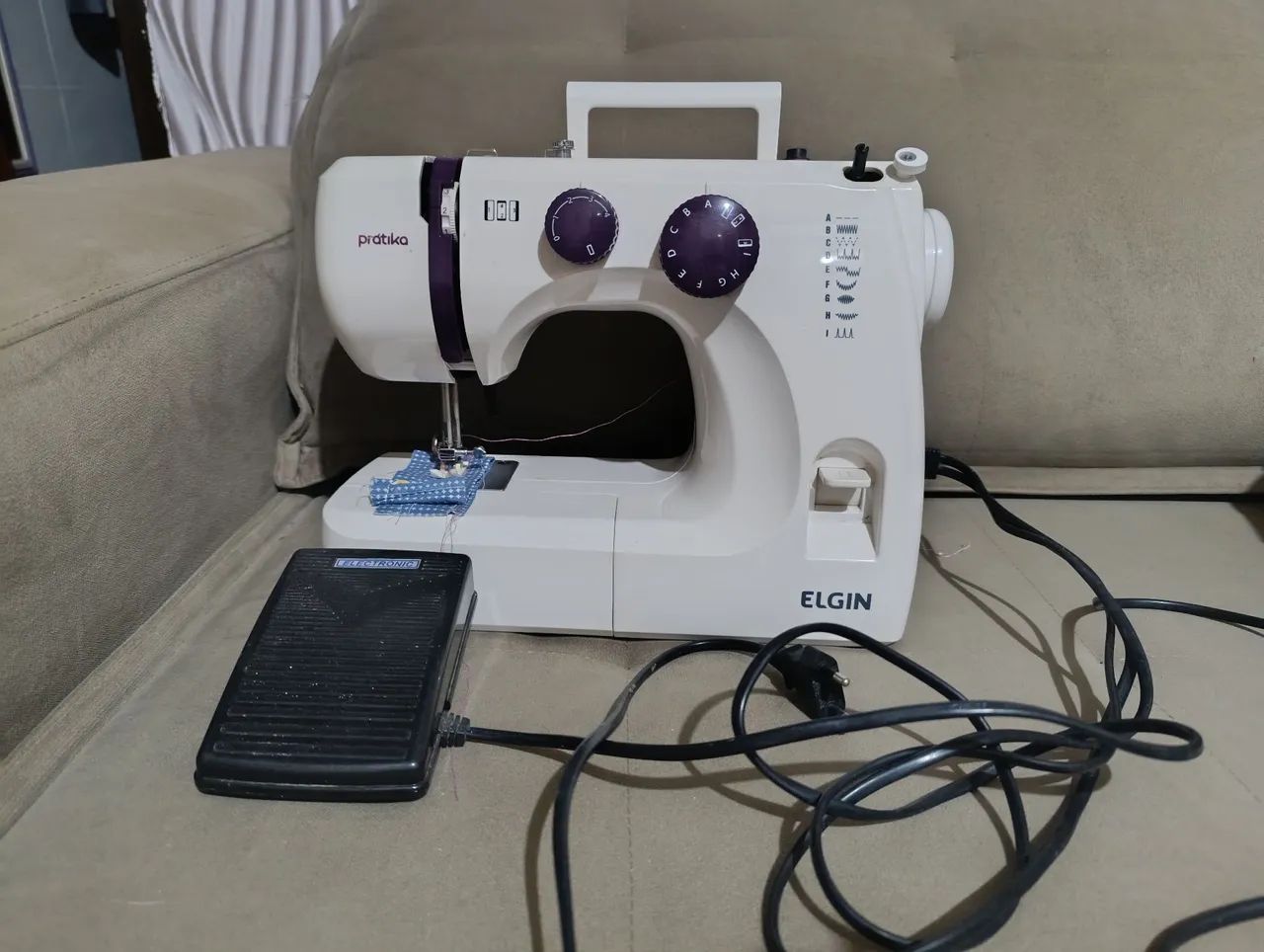 Máquina de Costura Elgin Pratika Zig Zag