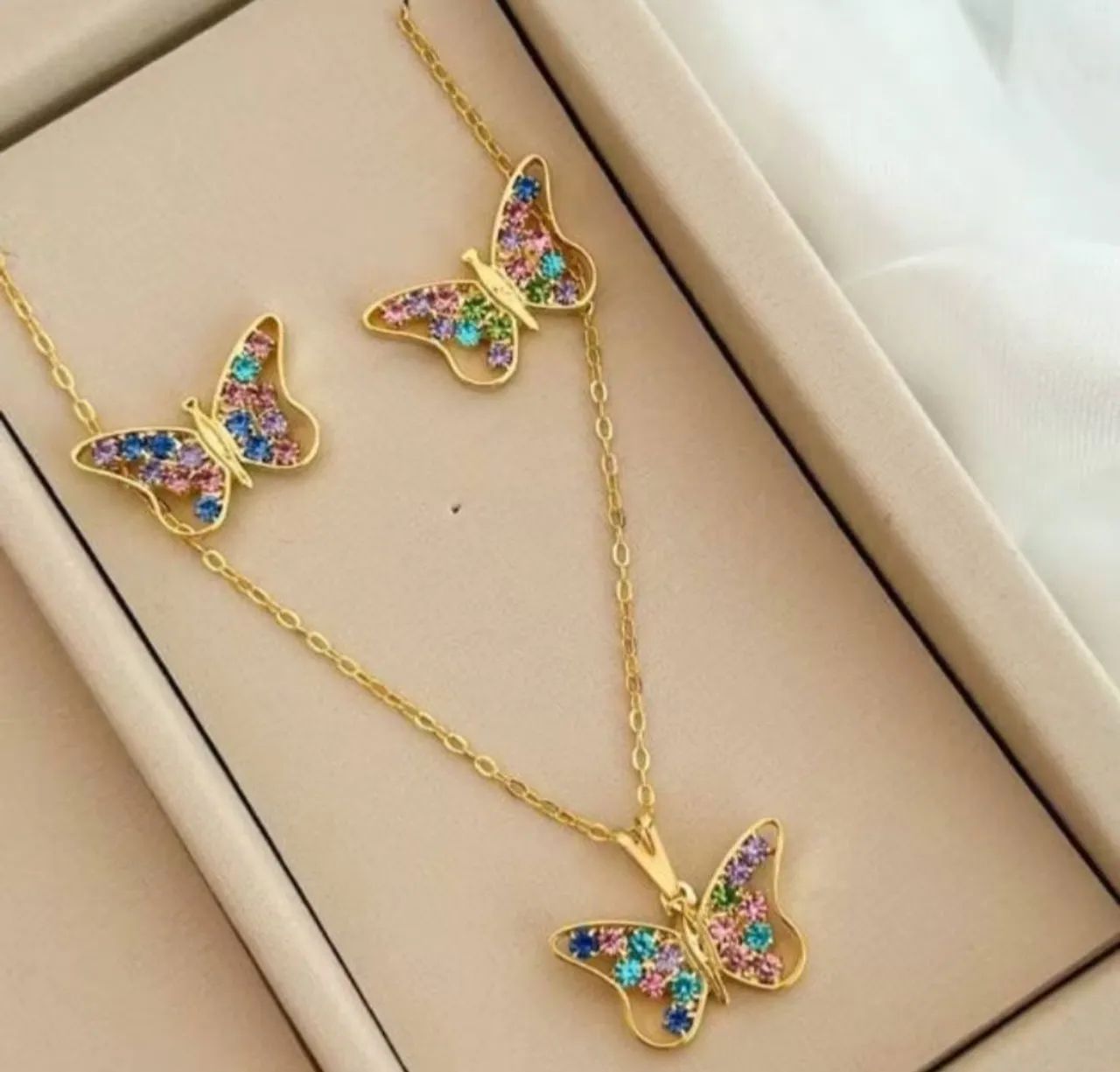 Conjunto colar e brincos borboleta com pedras coloridas