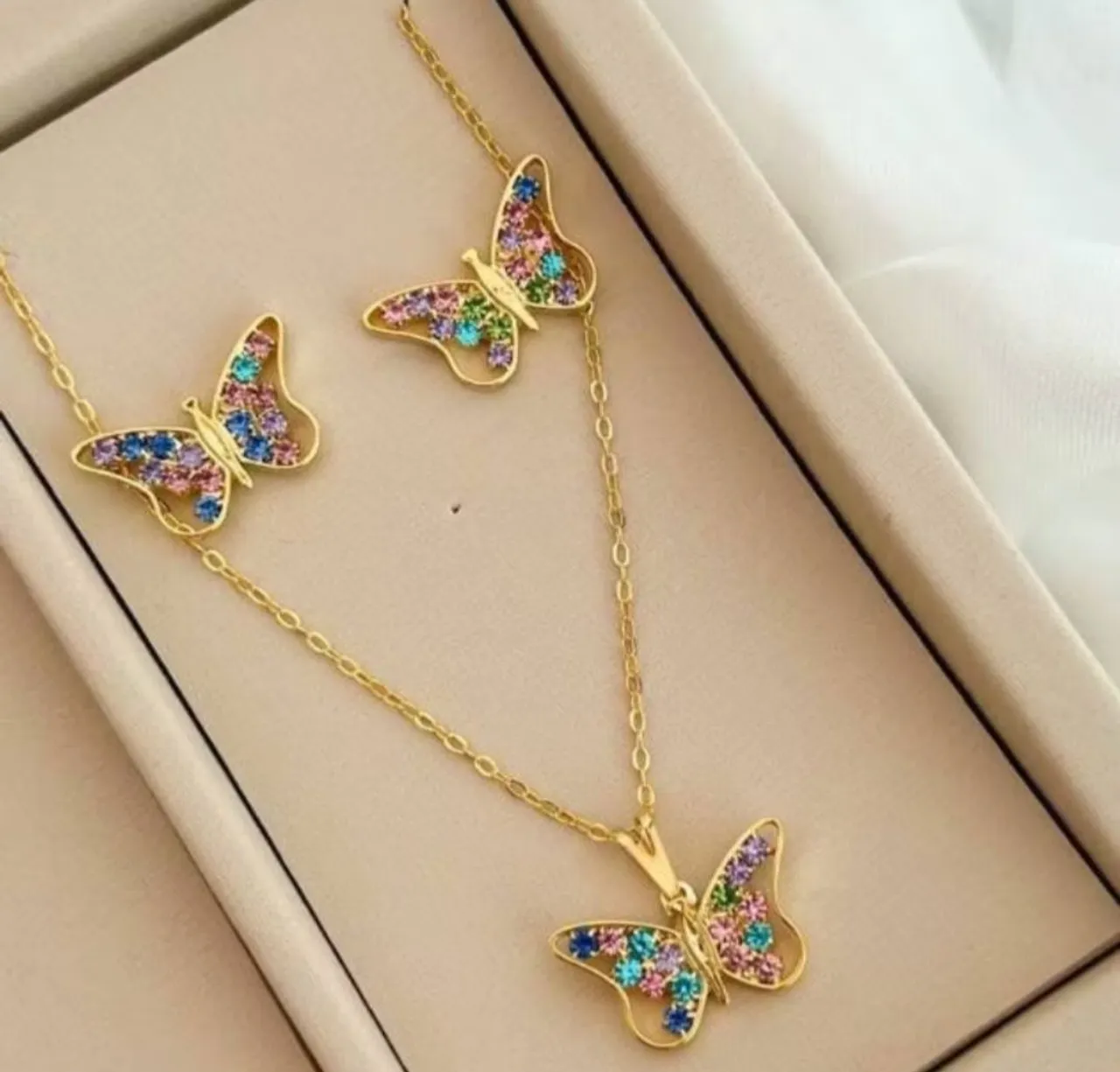Conjunto colar e brincos borboleta com pedras coloridas