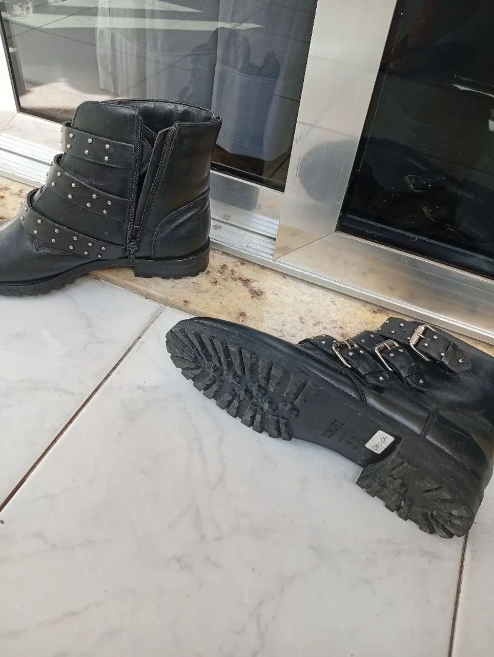 Botas Femininas com Detalhes em Studs - Foto 2