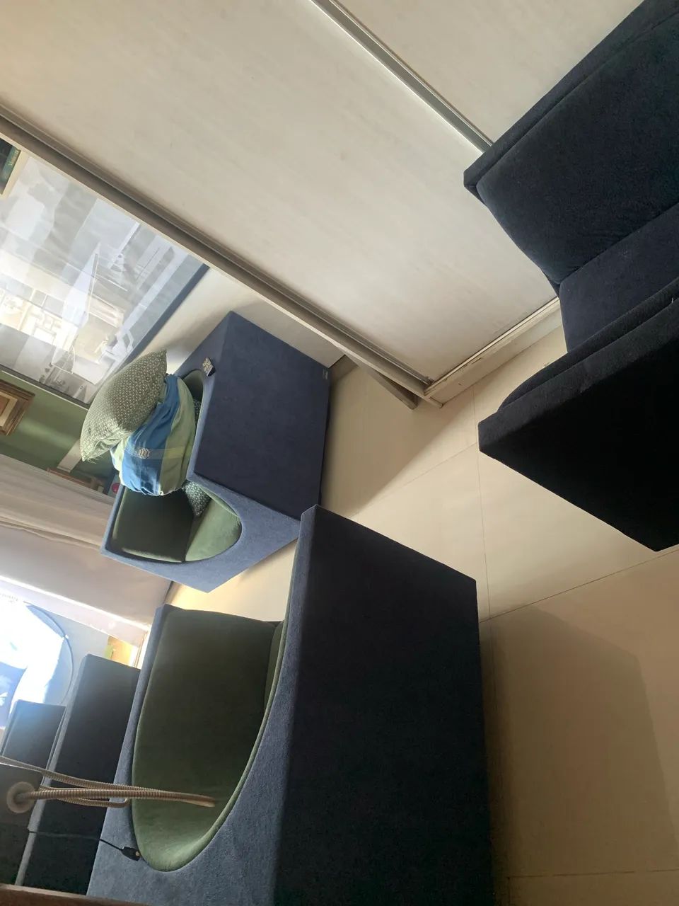 Poltronas Cubo de Jorge Zalszupin 