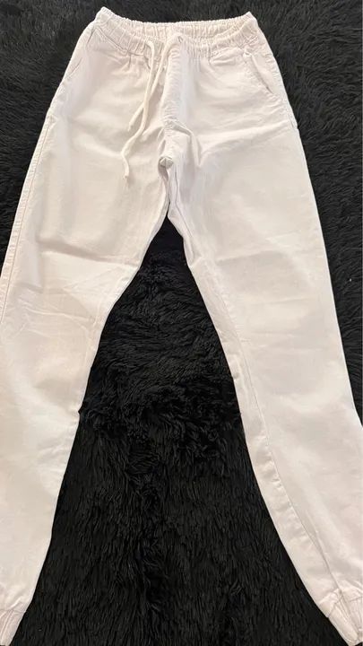 Calça branca de tecido  sarja grosso. Nova 70