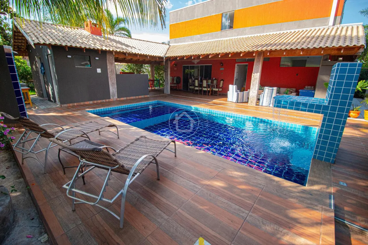 SOBRADO COM 05 DORM. SENDO 05 SUITES EM BONITO