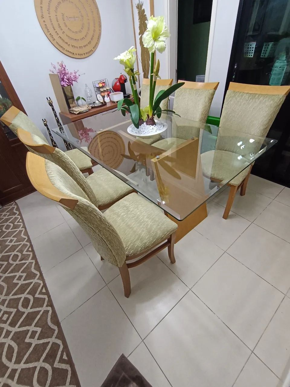 Mesa jantar vidro 6 cadeiras estofadas em buclê
