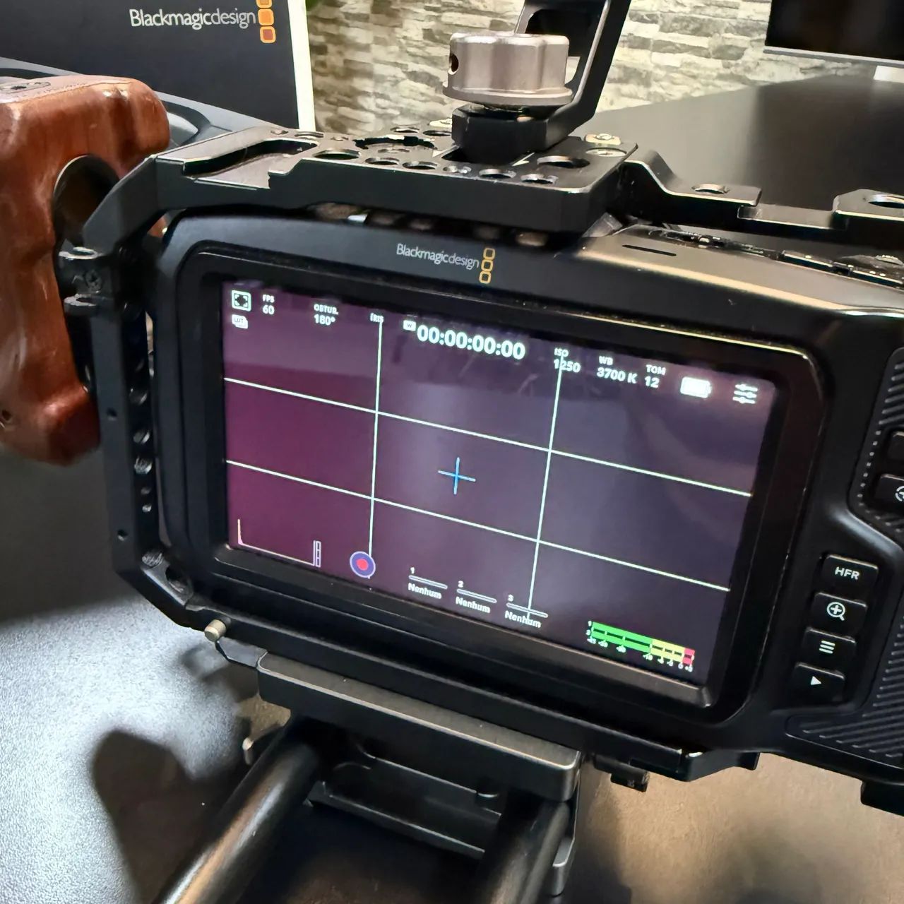 Câmera Blackmagic Pocket 6k - perfeito estado com cage Tilta - Foto 2