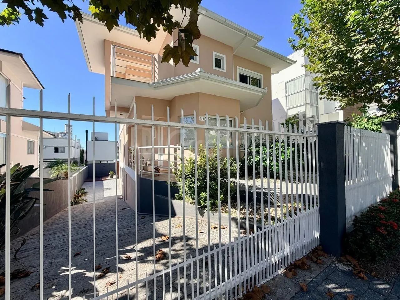 Casa Semi-Mobiliada com Piscina e 3 Suítes na Pedra Branca - Foto 2