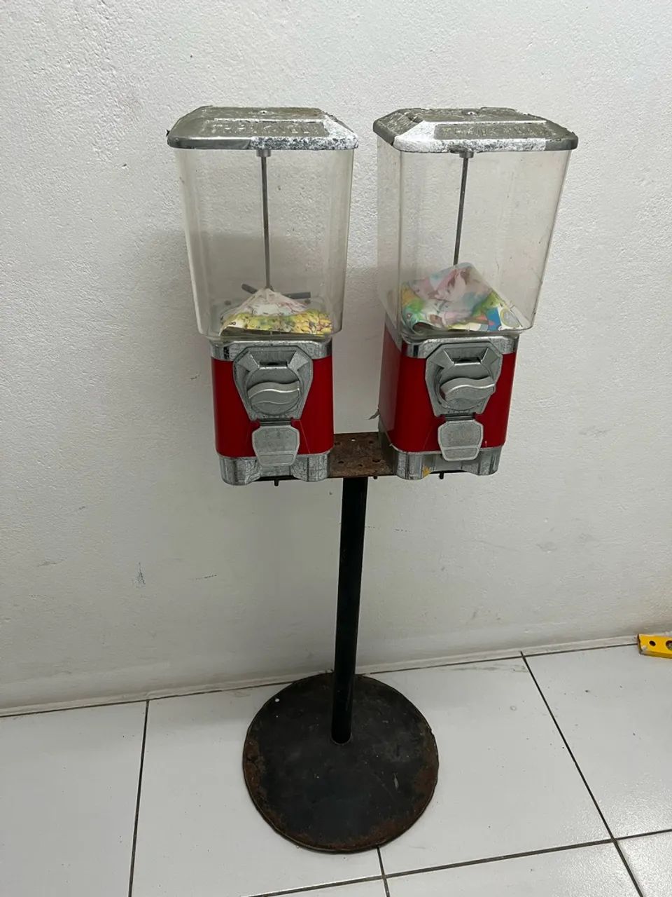 Dupla de Máquinas Vending Machine Bolinha / Guloseimas com Base (Para Reformar)