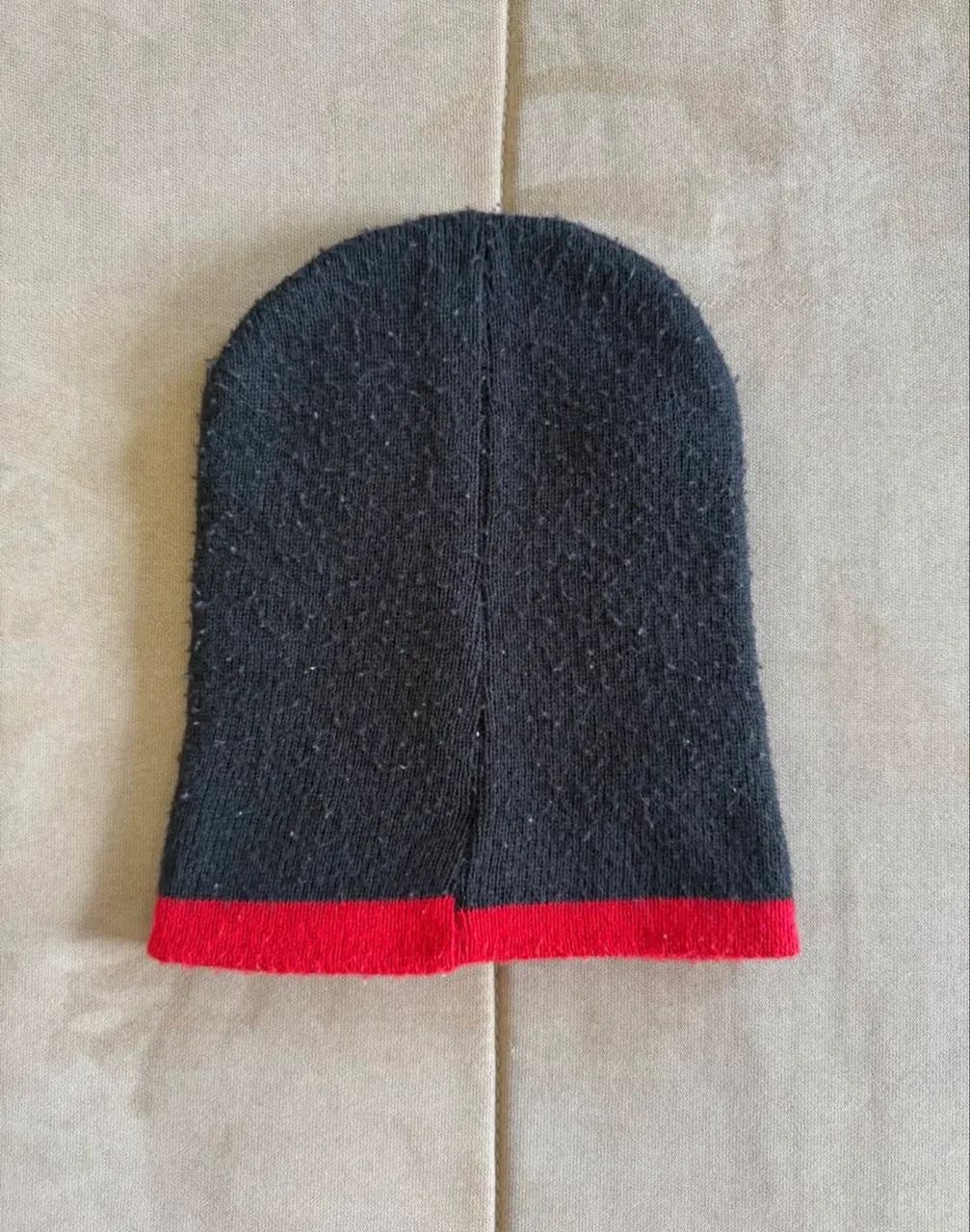 Touca Preta e Vermelha - Foto 2