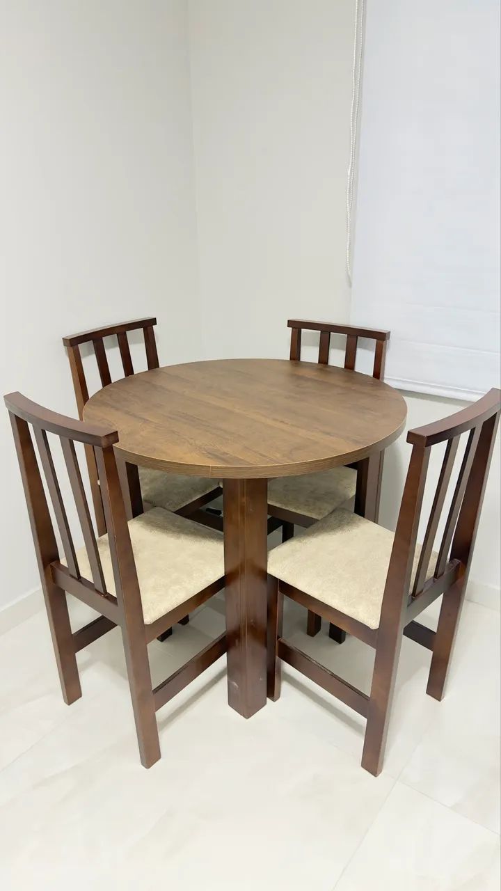 Vendo mesa com 4 Cadeiras