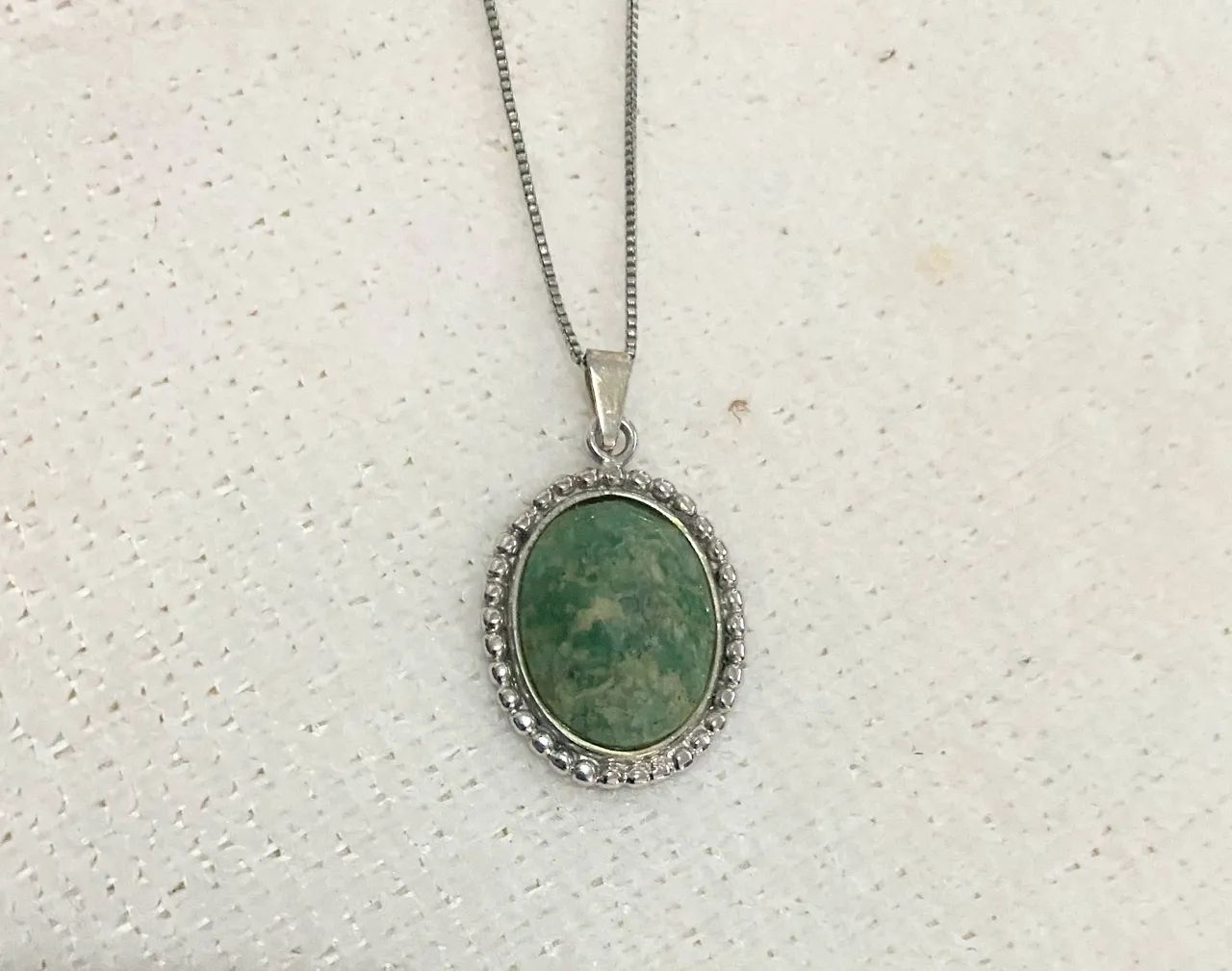 Vende-se Colar de Amazonita Oval com acabamento Prateado.