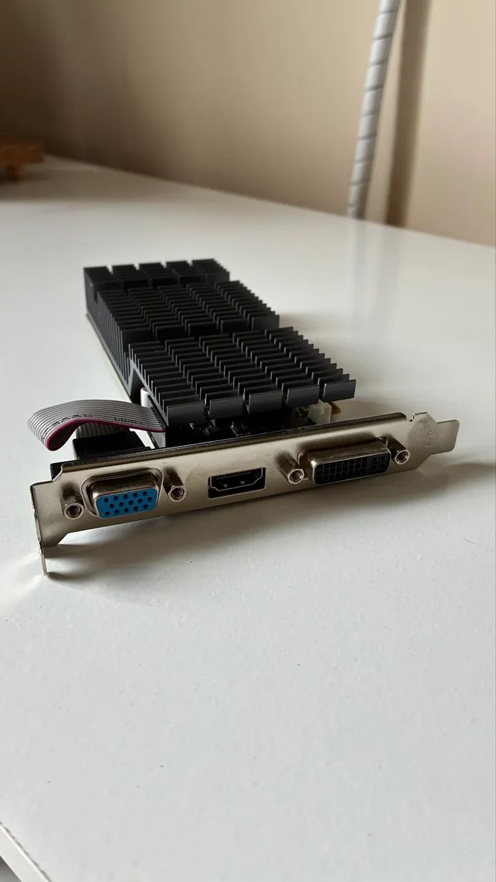 Placa de vídeo AMD 2gb DDR 3 nunca usada