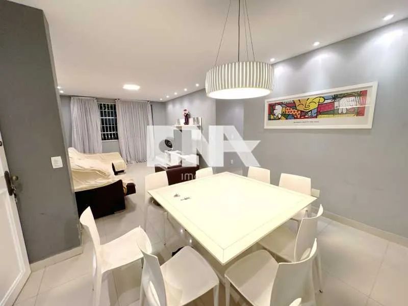 Três quartos com suíte reformado e mobiliado colado na praia - Foto 3