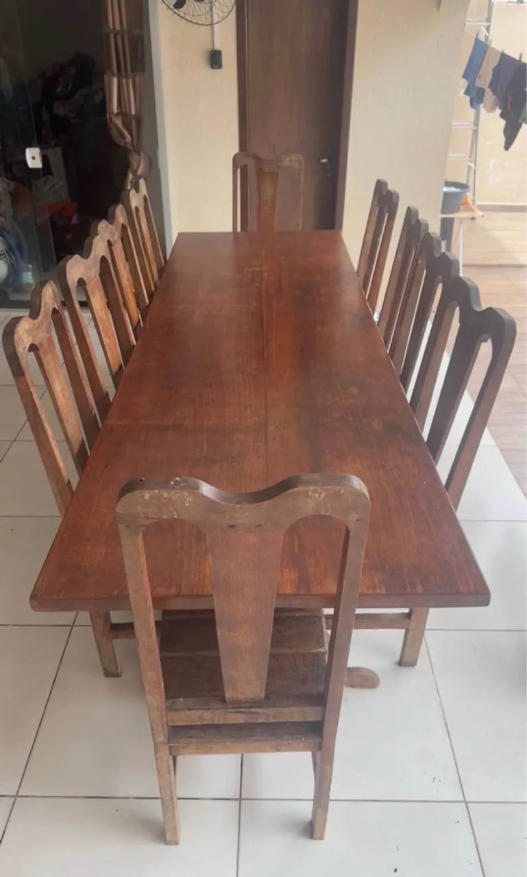 Mesa de madeira com 10 cadeiras 