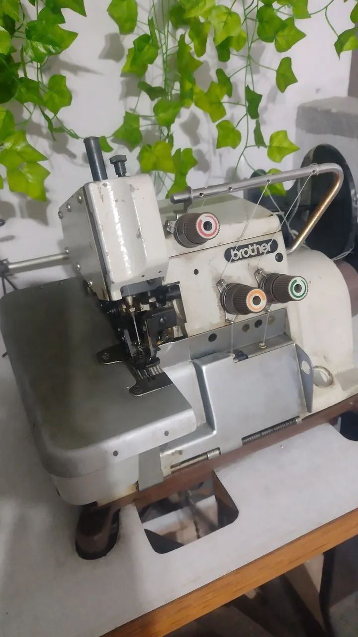 Máquina Overlok - Foto 3