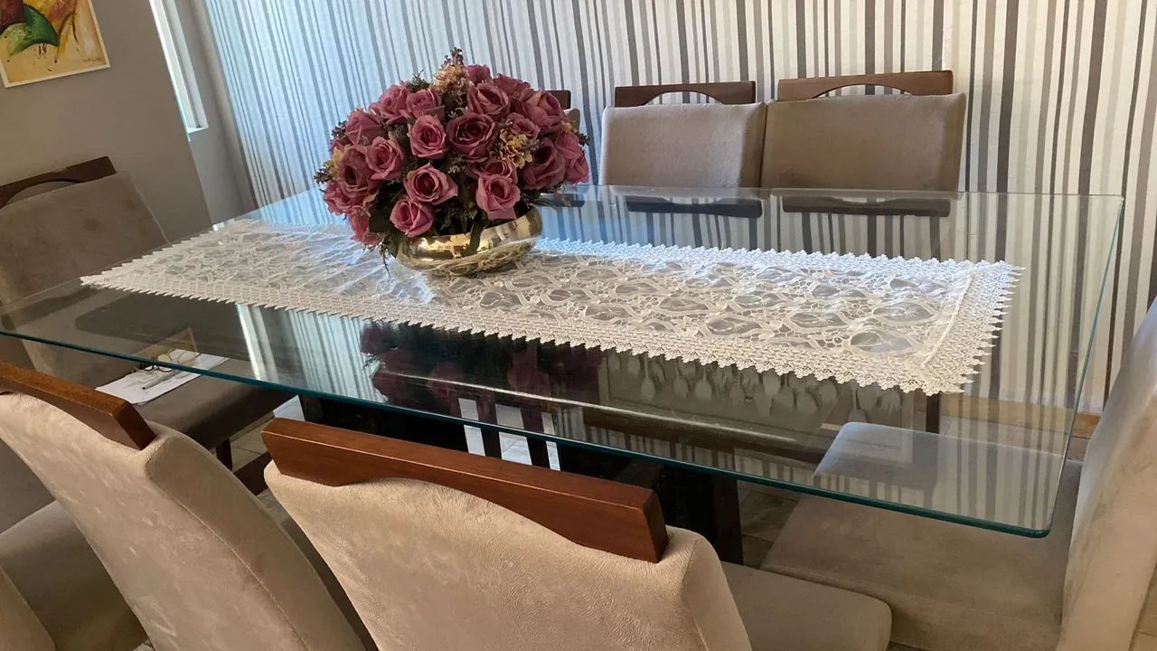 Mesa de granito com tampo de vidros (mais 8 cadeiras).
