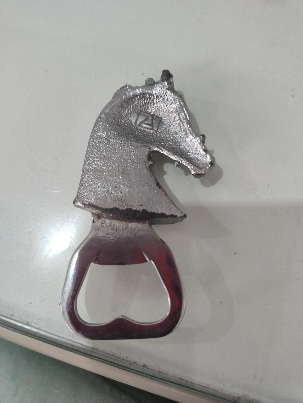 Abridor de Garrafa cabeça de cavalo em metal - Foto 3