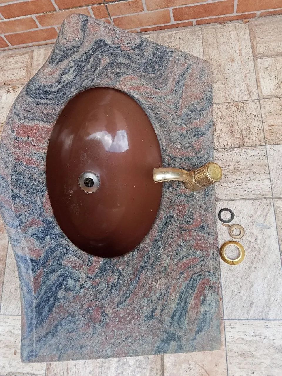 Pia com granito rosa e cinza escuro torneira dourada linda 150