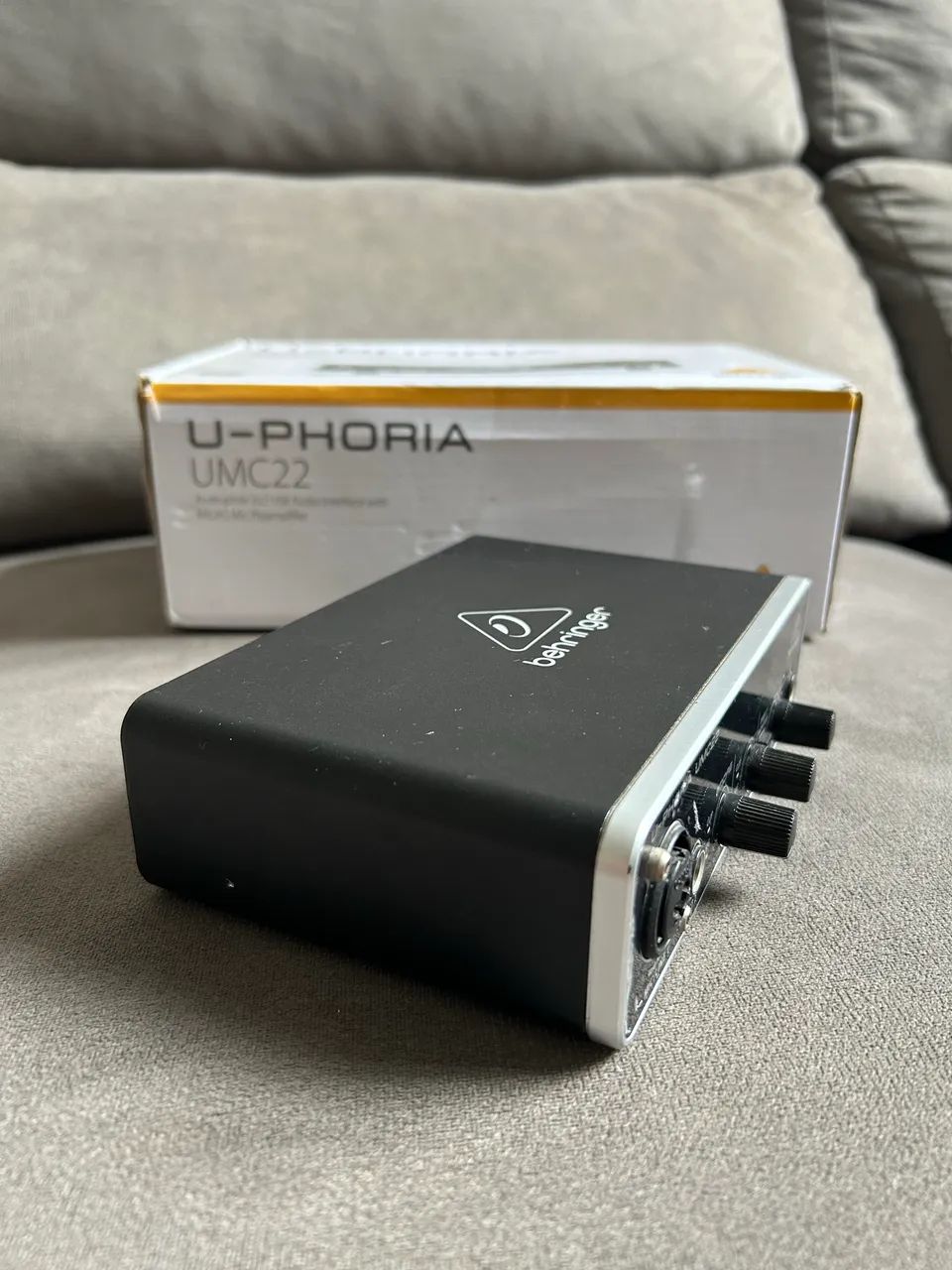Interface de áudio Behringer UMC22 - Foto 2