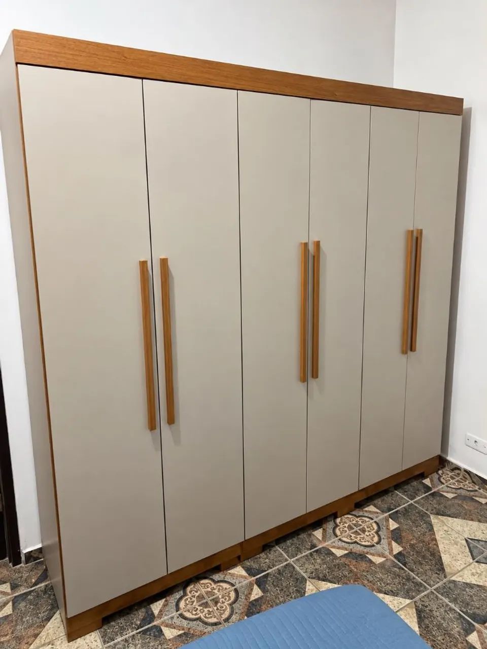 Guarda-roupa 6 portas e 2 gavetas 