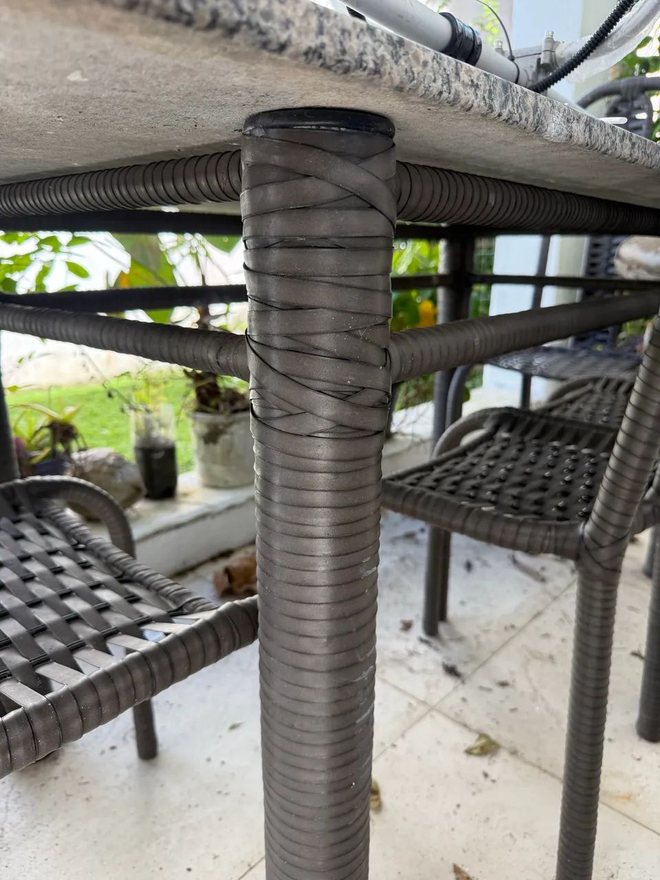 Mesa com tampo de granito, e pés de vime com 06 cadeiras. - Foto 4