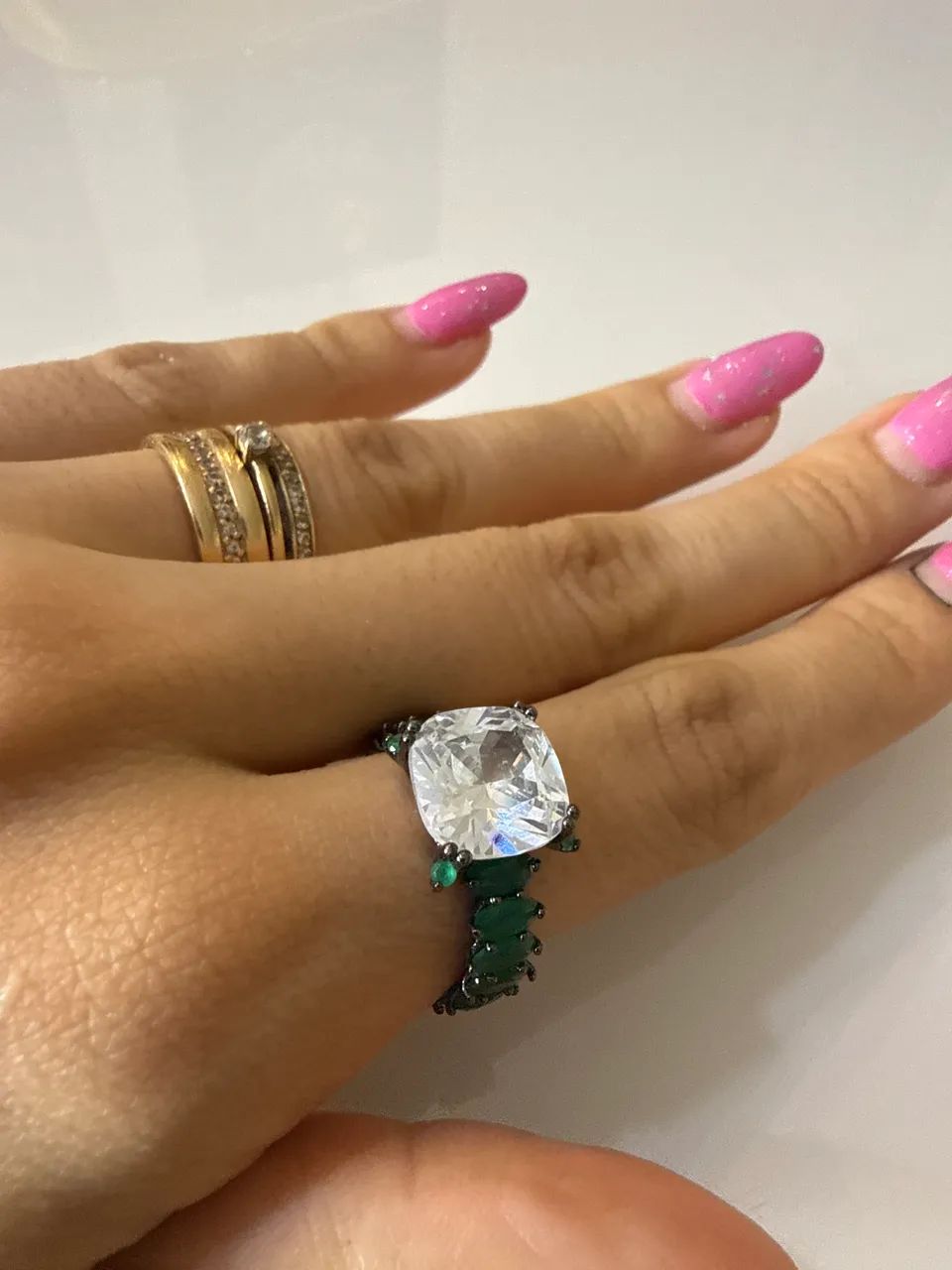 Anel verde com pedra grande e pedras menores (no ródio) - Foto 3