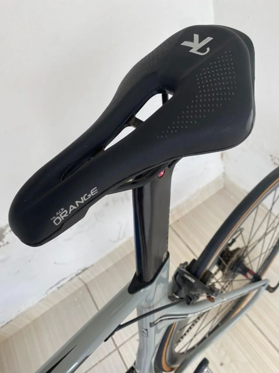Bicicleta Black Orange Speed Onix Comp Carbon Preto e Cinza - Foto 2