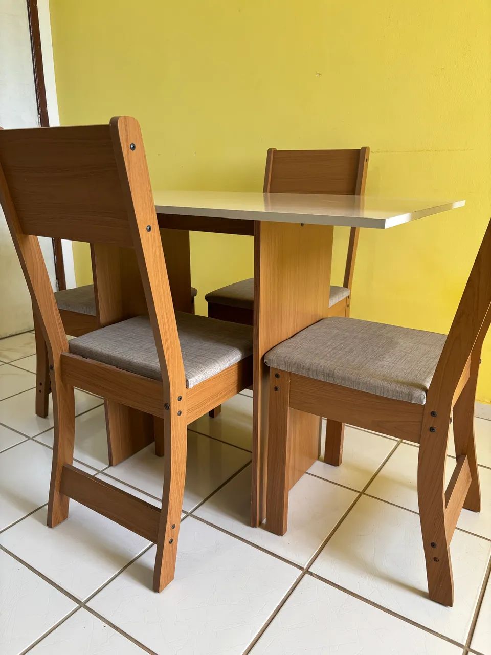 Mesa com quatro cadeiras  - Foto 3