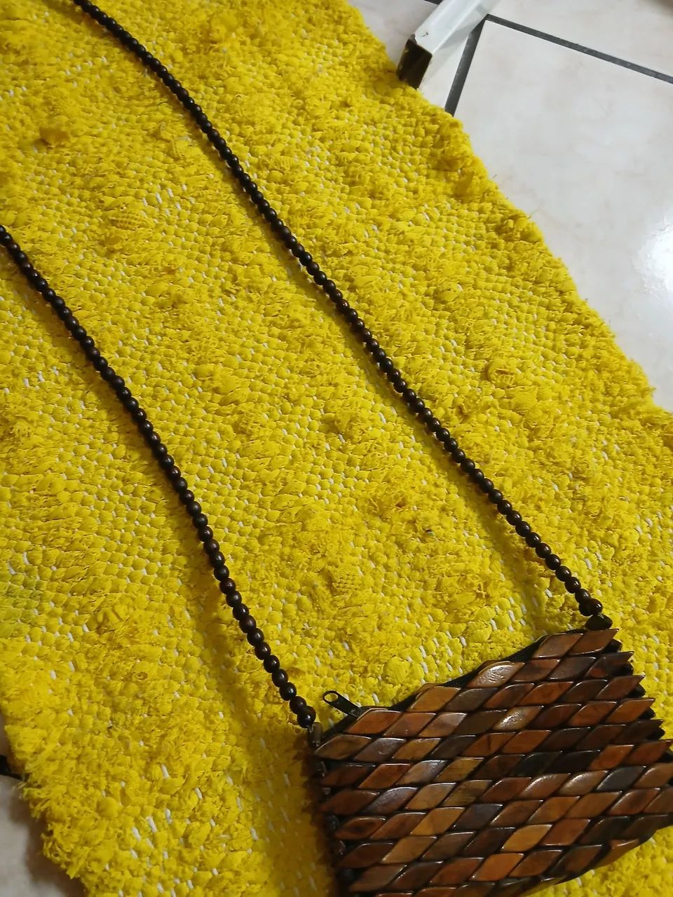 Vendo bolsinha de ombro de  madeiras - Foto 3