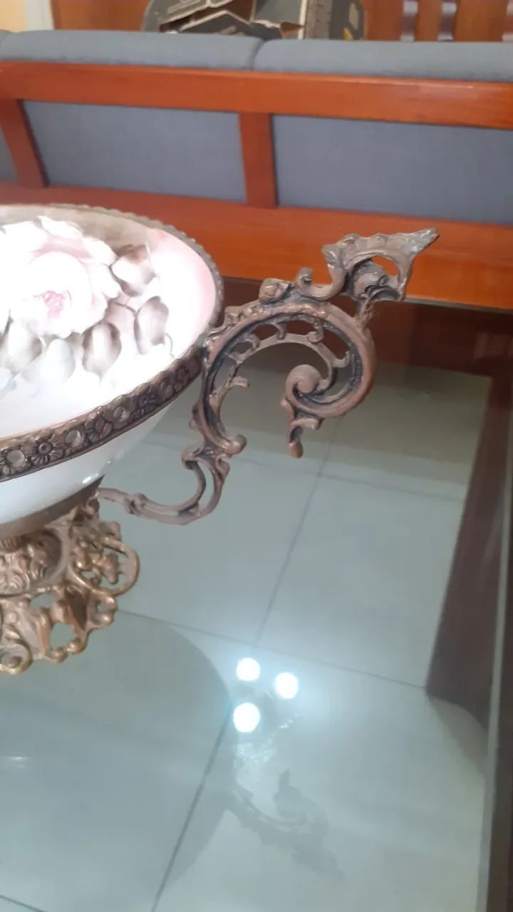 Fruteira/Centro De Mesa Antiga em Porcelana e Bronze - Foto 3