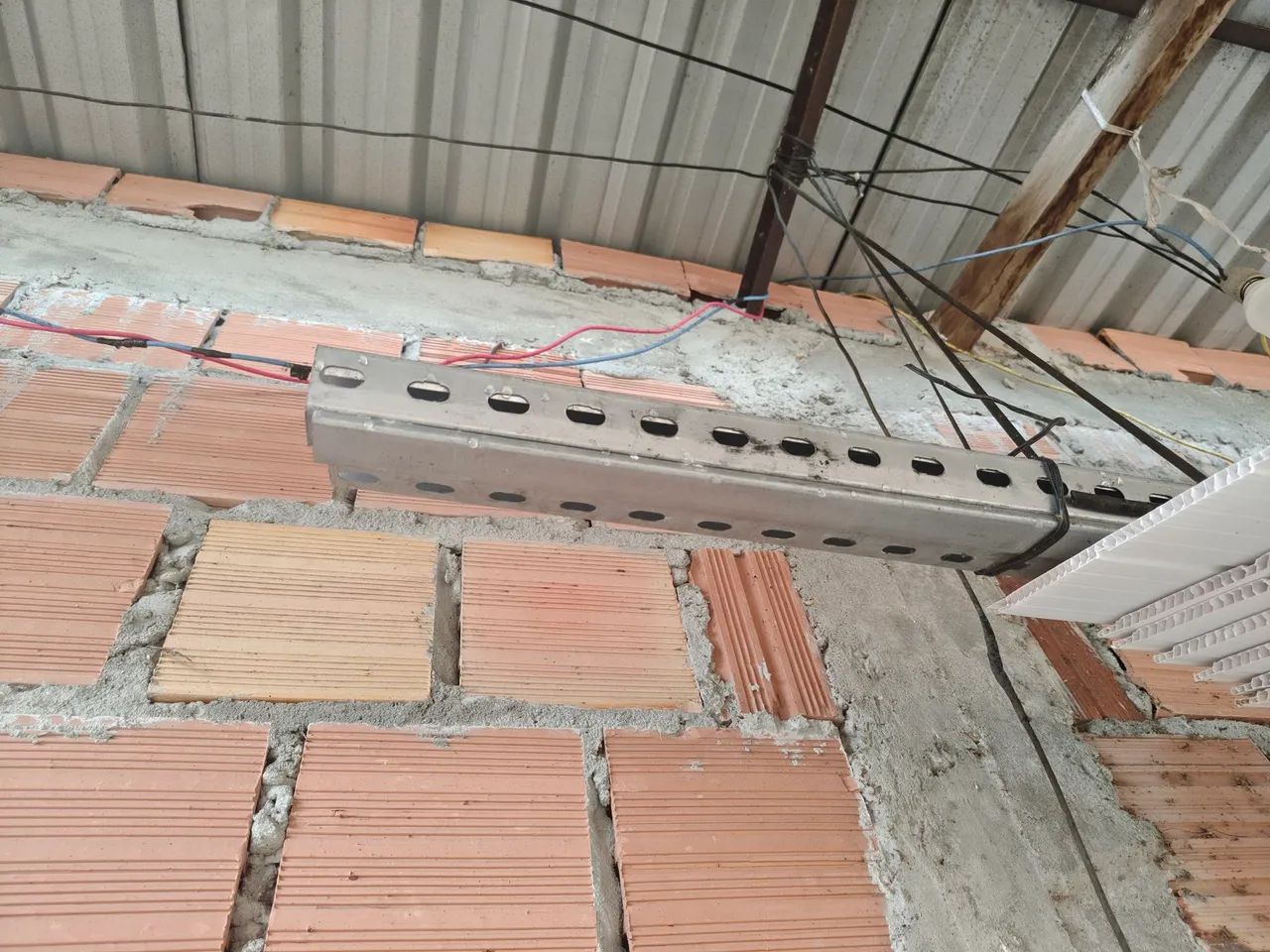 Vendo 4 Eletro calha nova de 6 metro por 250 reais